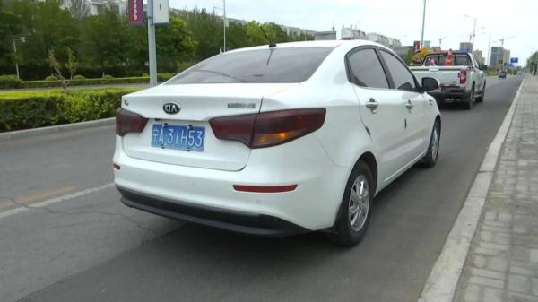 女子左转未让直行 &nbsp;轿车路口撞倒摩托车……