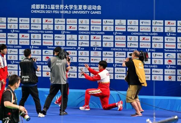 恭喜！重庆一金牌得主被现场求婚！