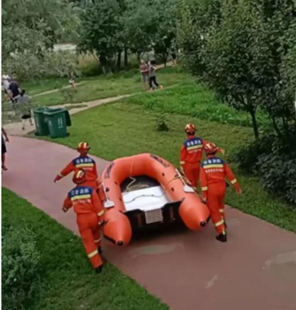 揪心！男孩落江，父母下水营救致1死1失踪