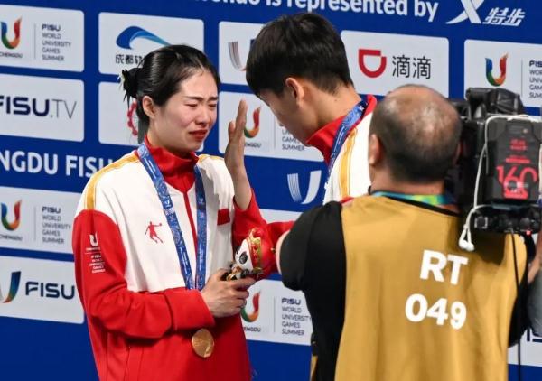 恭喜！重庆一金牌得主被现场求婚！