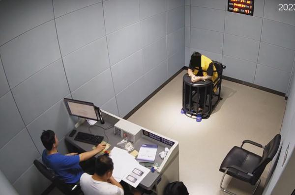 “一人带出一条链”：男子沉迷网络赌博，被抓时仍在赌……