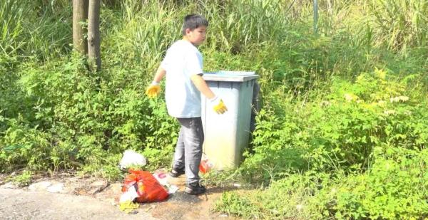 广西11岁男孩帮环卫工妈妈收垃圾，“能帮到妈妈感到很快乐”