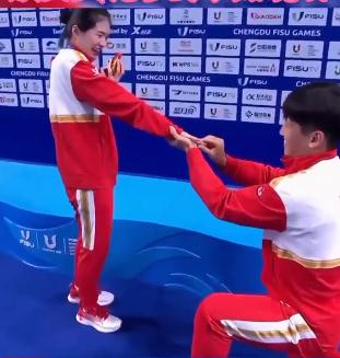 大运会颁奖典礼秒变求婚现场！戒指还是现场借的，网友：甜度超标