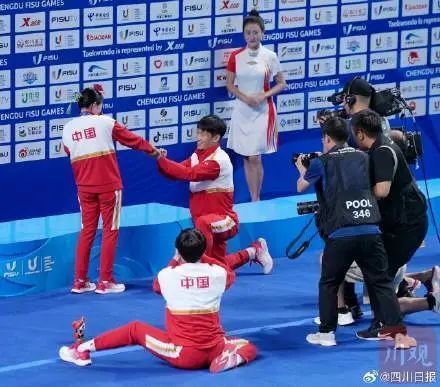 大运会颁奖典礼秒变求婚现场！戒指还是现场借的，网友：甜度超标