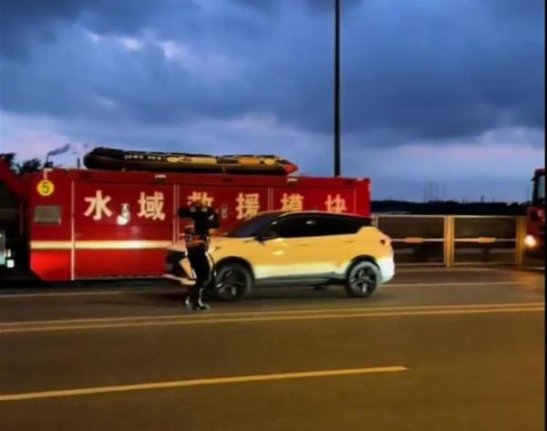 揪心！男孩落江，父母下水营救致1死1失踪