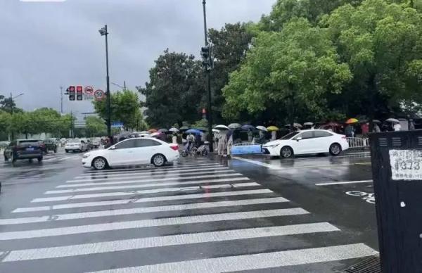 凌晨四点就有人排队，价格可高达数万元……上海这个特别的展览大热