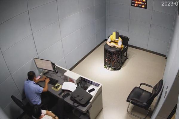 “一人带出一条链”：男子沉迷网络赌博，被抓时仍在赌……