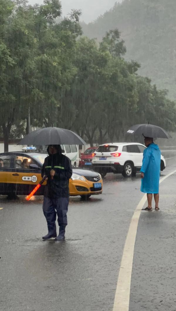 北京房山暴雨突发山洪！记者直击→