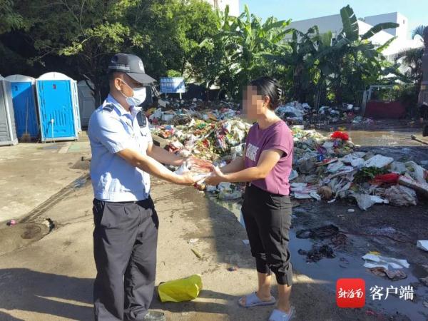 孩子误把8万元现金当垃圾丢了！三亚警方走进8吨垃圾中翻找……