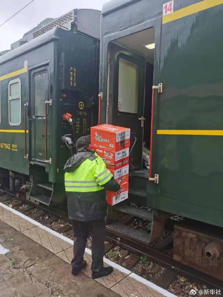 网传被困K1178次列车水深及腰不实