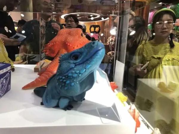凌晨四点就有人排队，价格可高达数万元……上海这个特别的展览大热