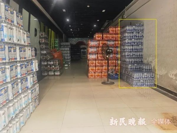 在上海外滩，买2元饮用水要靠运气？猫腻被发现后，销售人员一把抓住了记者
