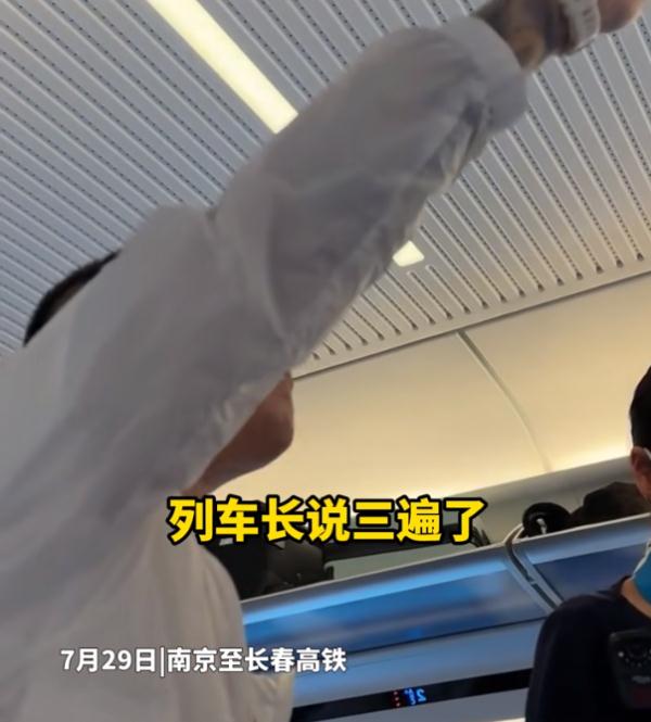 熊孩子大闹高铁，列车员劝阻无效，乘客起身这样做！