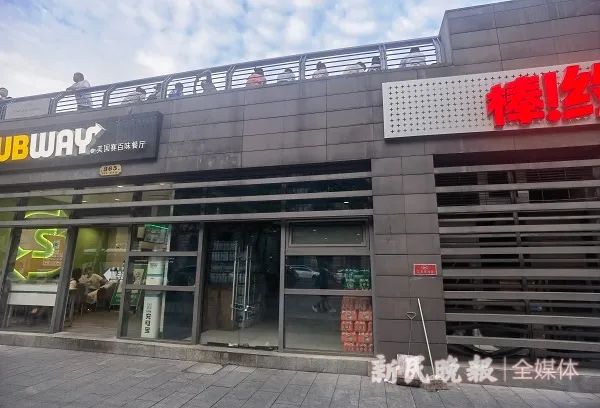 在上海外滩，买2元饮用水要靠运气？猫腻被发现后，销售人员一把抓住了记者
