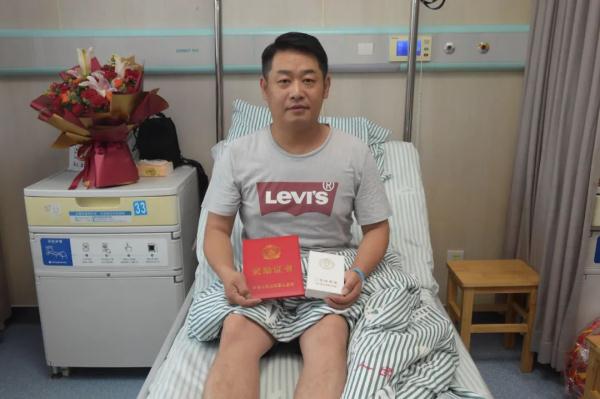 刑警抓捕嫌疑人时左膝关节处被横向折弯，仍死死锁住嫌疑人