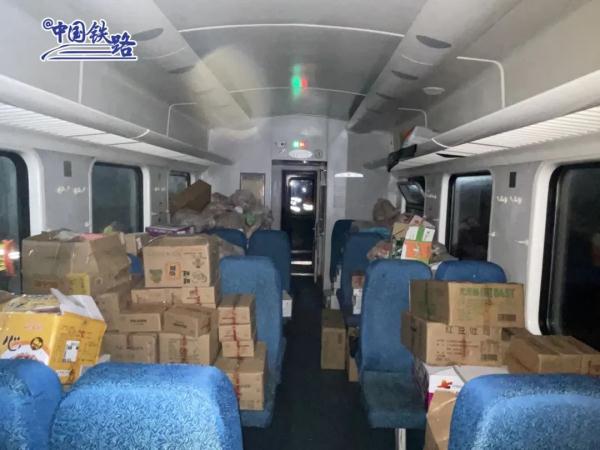 肩扛手提、徒步搬运!救援物资运抵K1178次列车 肩扛手提、徒步搬运!救援物资运抵K1178次列车