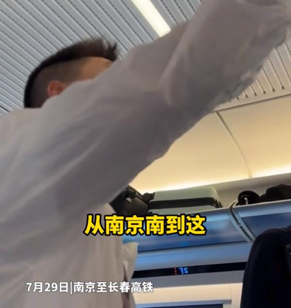 熊孩子大闹高铁，列车员劝阻无效，乘客起身这样做！