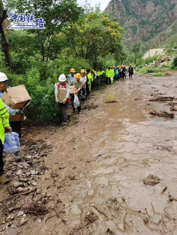 肩扛手提、徒步搬运!救援物资运抵K1178次列车 肩扛手提、徒步搬运!救援物资运抵K1178次列车