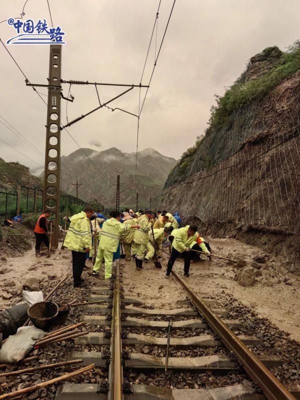 肩扛手提、徒步搬运!救援物资运抵K1178次列车 肩扛手提、徒步搬运!救援物资运抵K1178次列车