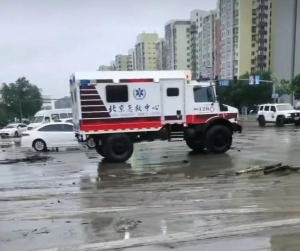 暴雨中转运早产新生儿,定海、神针安稳了 暴雨中转运早产新生儿,定海、神针安稳了