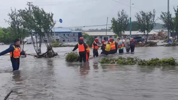 北京房山115人被困洪水中,消防5小时紧张营救! 北京房山115人被困洪水中,消防5小时紧张营救!