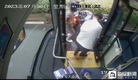 私家车雨中抛锚,济南公交司机和市民齐伸援手 私家车雨中抛锚,济南公交司机和市民齐伸援手