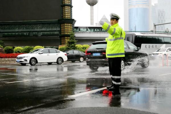 冰城交警全力应战强降雨恶劣天气 | 这些安全出行事项要注意