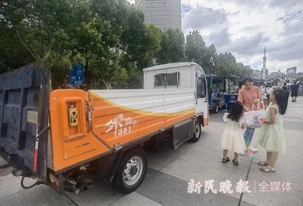 在上海外滩，买2元饮用水要靠运气？猫腻被发现后，销售人员一把抓住了记者