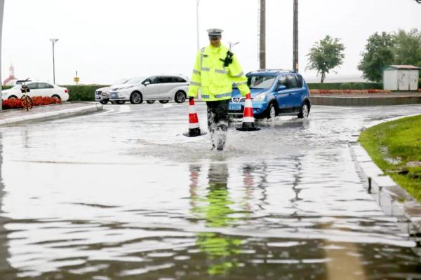 冰城交警全力应战强降雨恶劣天气 | 这些安全出行事项要注意