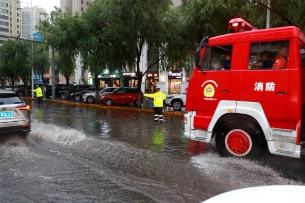 冰城交警全力应战强降雨恶劣天气 | 这些安全出行事项要注意