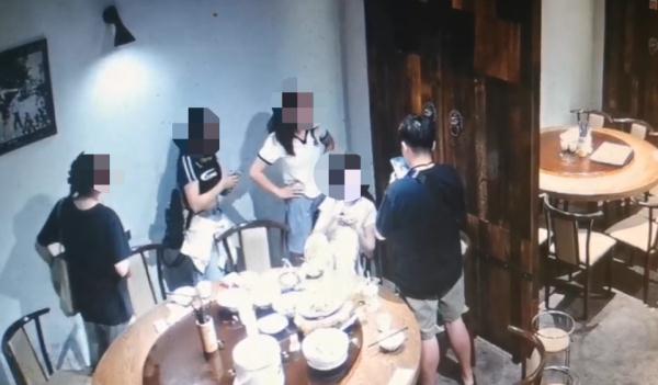 反转!女子遭陌生男子搭讪要求陪酒?长沙警方:摆拍,拘留! 反转!女子遭陌生男子搭讪要求陪酒?长沙警方:摆拍,拘留!