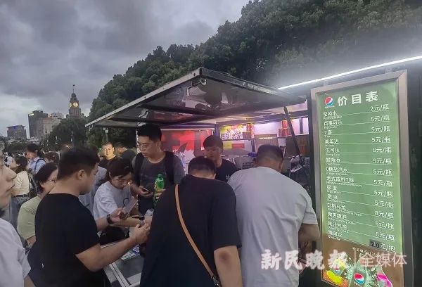 在上海外滩，买2元饮用水要靠运气？猫腻被发现后，销售人员一把抓住了记者