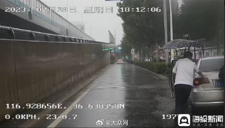 私家车雨中抛锚,济南公交司机和市民齐伸援手 私家车雨中抛锚,济南公交司机和市民齐伸援手