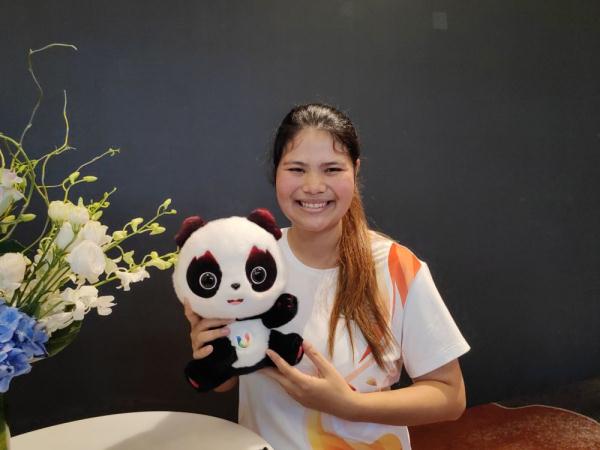 “想带火炬回家 痴迷成都文化”——泰国姑娘难忘成都大运会开幕式火炬手经历