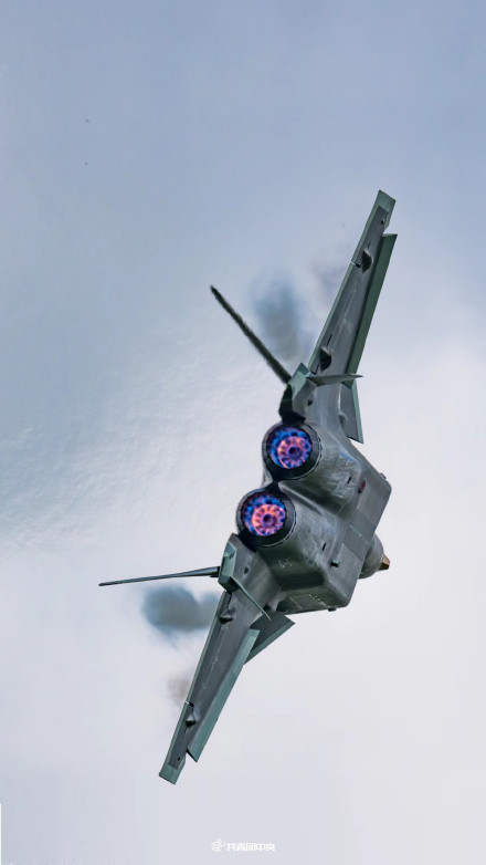 快收藏！空天利剑翱翔蓝天手机壁纸