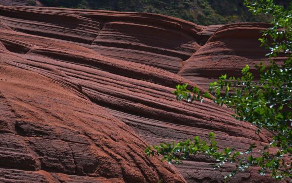 陕西榆林：阳光下丹霞地貌格外艳丽