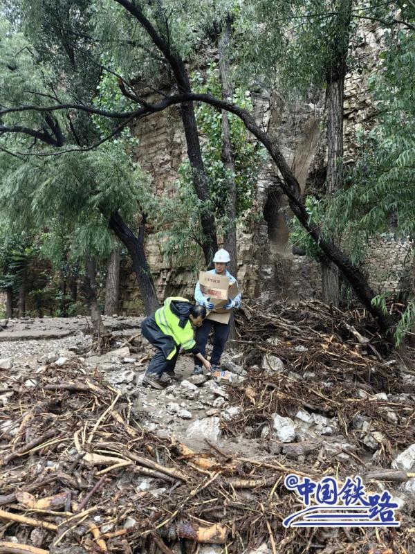 肩扛手提、徒步搬运!救援物资运抵K1178次列车 肩扛手提、徒步搬运!救援物资运抵K1178次列车