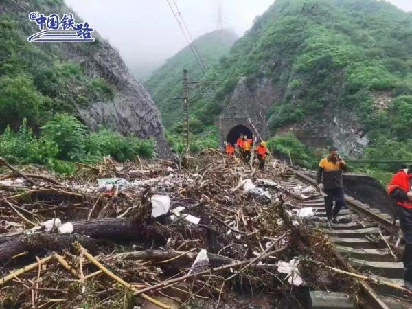 肩扛手提、徒步搬运!救援物资运抵K1178次列车 肩扛手提、徒步搬运!救援物资运抵K1178次列车