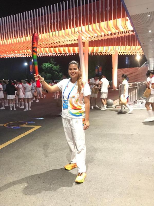 “想带火炬回家 痴迷成都文化”——泰国姑娘难忘成都大运会开幕式火炬手经历