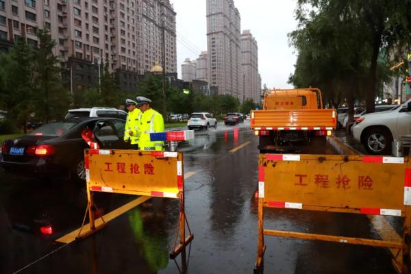 冰城交警全力应战强降雨恶劣天气 | 这些安全出行事项要注意