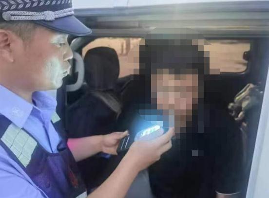 最终，被“赵大爷”当场拆穿……