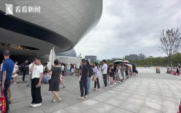 气愤！上海天文馆线上票秒光，现场排队2小时起，有人却能轻松进入？