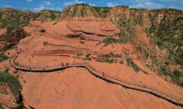 陕西榆林：阳光下丹霞地貌格外艳丽