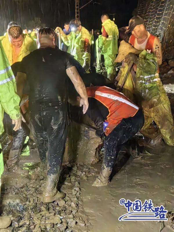 肩扛手提、徒步搬运!救援物资运抵K1178次列车 肩扛手提、徒步搬运!救援物资运抵K1178次列车