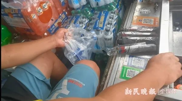 在上海外滩，买2元饮用水要靠运气？猫腻被发现后，销售人员一把抓住了记者