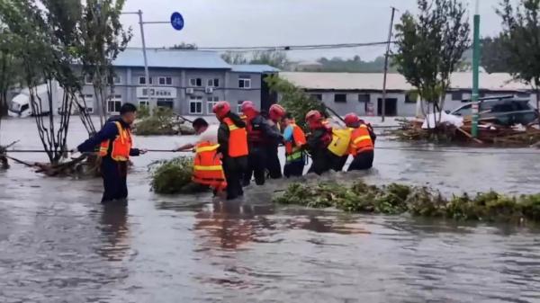 北京房山115人被困洪水中,消防5小时紧张营救! 北京房山115人被困洪水中,消防5小时紧张营救!