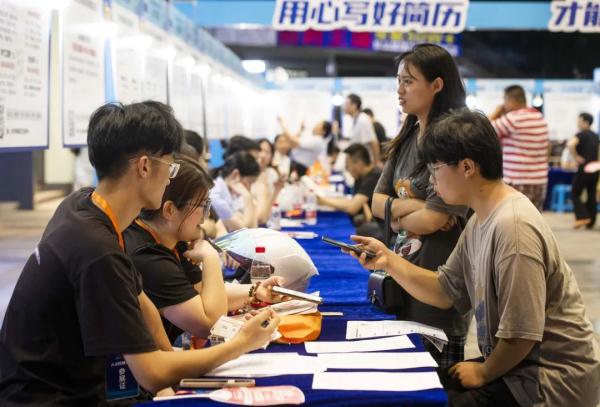 涉及就业、户口、养老……今天起，这些新规正式实施！