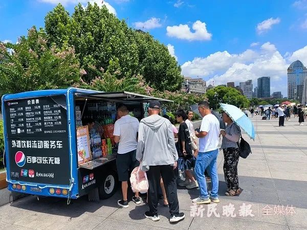 在上海外滩，买2元饮用水要靠运气？猫腻被发现后，销售人员一把抓住了记者