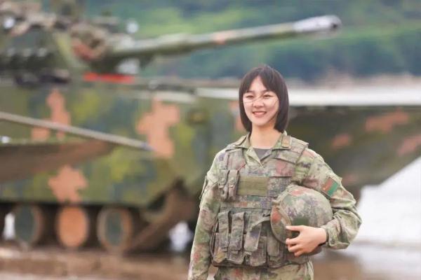 中国女兵，够飒！