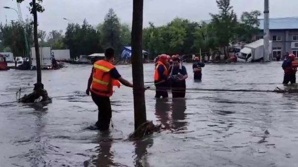 北京房山115人被困洪水中,消防5小时紧张营救! 北京房山115人被困洪水中,消防5小时紧张营救!